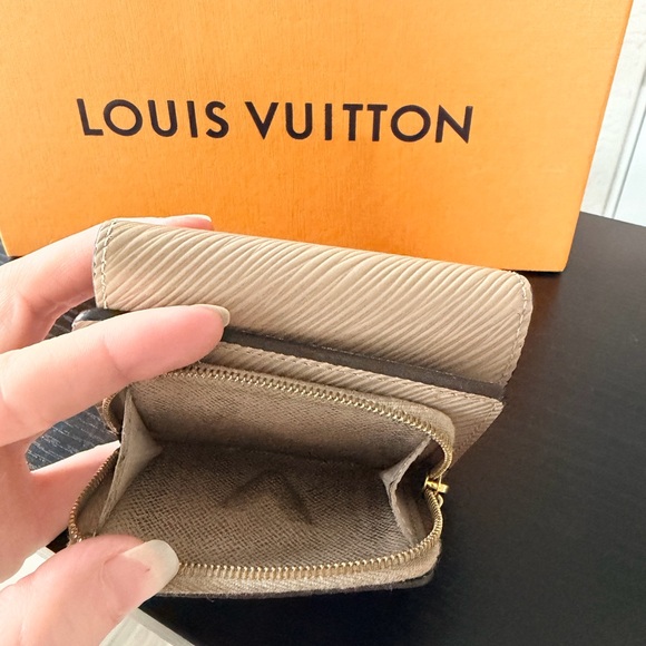 Louis Vuitton Epi PORTOFOIL TWIST LOCK COMPACT XS Compact Wallet Tan - Picture 7 of 16